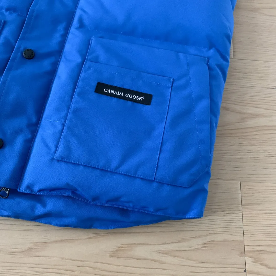 Style number: Y 138 𝑪𝒂𝒏𝒂𝒅𝒂 𝑮𝒐𝒐𝒔𝒆Canada Goose counter level! Canadagoose/Canada Goose New Arrival "2078APPSeries" down vest for men and women Material list: 1⃣ Original custom-made double plain 9500-100% nylon nylon fabric 2⃣ Original YKK zipper, non-sub-factory product 3⃣ National standard 80% white duck down from Guangzhou Inspection, (zp uses 80% white duck down/any boasts of 90% are fake) Material analysis characteristics: 1⃣ Original factory/9500-100% nylon 100% nylon Lurex yarn is actually 100% nylon, which is rarely pure now. Most of them are mixed with cotton thread or polyester. Our top original version is developed in accordance with ZP and uses the same material. 2⃣ As we all know, the original version uses 80% white duck down. The fill power refers to the cubic inches of volume occupied by each ounce (30 grams) of down under certain conditions. If the space occupied by one ounce of down is cubic inches, the fill power of the down is called . So we can simply understand it as: fill power is the volume of down, and the volume of down is fill power. The higher the fill power of down, it means that under the same filling amount, down can fix a larger volume of air layer to keep warm and insulate, so the warmth retention of down is better. Size:XS-2XL Color: Navy Blue Beige Gray Black Label Gray Red Label Black Red Label Black Black Label Red Blue Pink